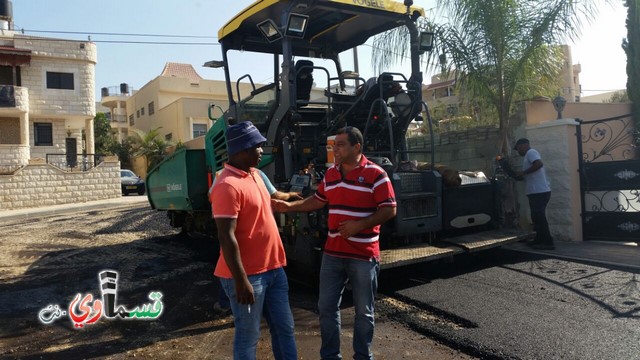  فيديو - بحضور رئيس البلدية المحامي عادل بدير .. يستمر تعبيد شوارع البلدة , تعبيد 4 شوارع بالقرب من شارع ال 24 الالتفافي  